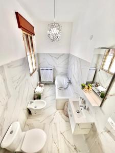 ein weißes Bad mit einem WC und einem Waschbecken in der Unterkunft La Villetta nel Delta in Mesola