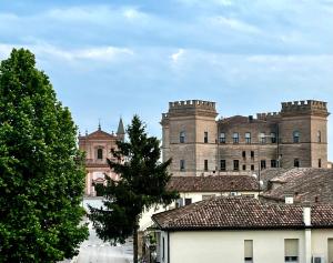 een groot kasteel met bomen ervoor bij La Villetta nel Delta in Mesola