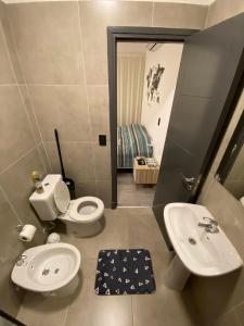 łazienka z toaletą i umywalką w obiekcie Luxury Apartments w mieście Mendoza