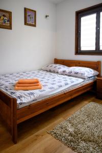 łóżko z dwoma ręcznikami w pokoju w obiekcie Domek na zacisznych obrzeżach Kazimierza Dolnego w Kazimierzu Dolnym