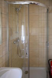 um chuveiro na casa de banho com uma banheira e um lavatório em Domek na zacisznych obrzeżach Kazimierza Dolnego em Kazimierz Dolny