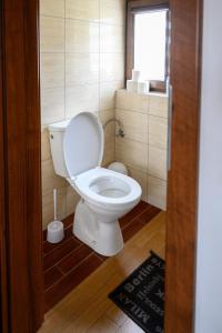 a bathroom with a white toilet and a window at Domek na zacisznych obrzeżach Kazimierza Dolnego in Kazimierz Dolny