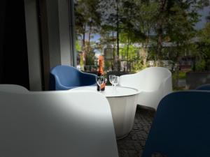 een fles wijn zittend op een tafel met twee glazen bij Villa Comfort in Palanga