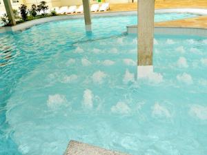 una piscina con nubes en el agua en Exclusive Residence Thermas Diroma, en Caldas Novas