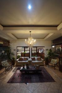 San Ignacio de Velasco的住宿－Hotel La Mision，带沙发和吊灯的大型客厅