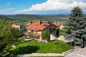 an aerial view of a house with a yard at Apartment Nina Pazin in Pazin
