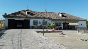 Un gran edificio blanco con una entrada para autos en frente. en VILLA RAQUEL, en Arcos de la Frontera