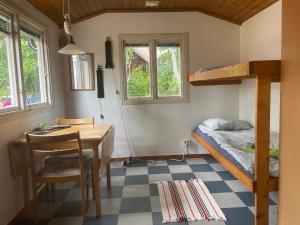 Schlafzimmer mit einem Schreibtisch und einem Etagenbett in der Unterkunft Edith och Julia B&B in Rälla