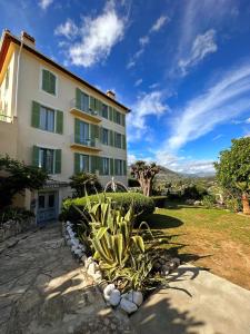 a building with a bunch of plants in front of it at Hôtel Miramar in Vence