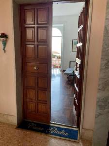 - une grande porte en bois dans une chambre avec couloir dans l'établissement Casa Giulia, à Vietri