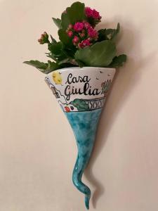 un vase avec des fleurs sur un mur dans l'établissement Casa Giulia, à Vietri