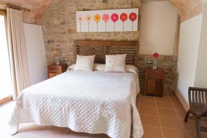 Ein Bett oder Betten in einem Zimmer der Unterkunft Masía Rural Can Poch