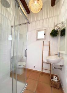 Un baño de Casa Les Germanes