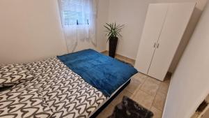 ein Schlafzimmer mit einem Bett und einer Topfpflanze in der Unterkunft SUN RIVER KOLPA Zala in Vinica