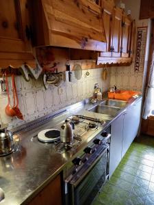 uma cozinha com um fogão e um lavatório em Appartamento a San Vito di Cadore em San Vito di Cadore