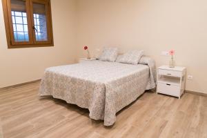 Ein Bett oder Betten in einem Zimmer der Unterkunft Masía Rural Can Poch