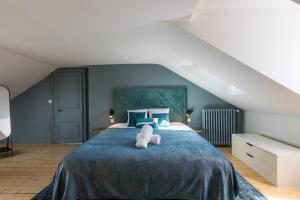 Villa Misano في لو مان: غرفة نوم بسرير كبير بجدران زرقاء