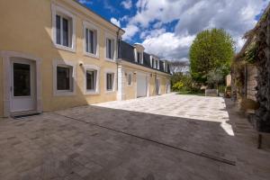 an empty driveway in front of a house at Villa Misano in Le Mans