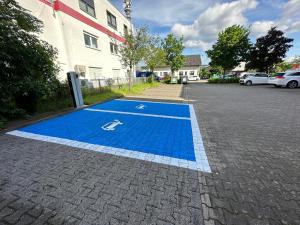 un curso de obstáculos azules en un estacionamiento en Pension Gästehaus Kautz en Karlsruhe