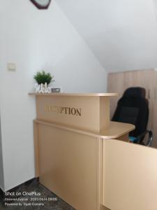 una recepción en una oficina con una planta en Moni 85 Family House, en Sozopol