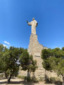 Una estatua de Cristo el redentor en la parte superior de un edificio en Voila Catedral, en Tudela