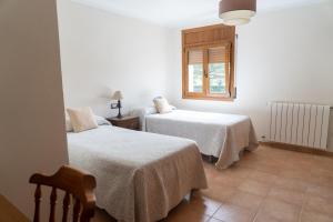 Ein Bett oder Betten in einem Zimmer der Unterkunft Masía Rural Can Poch