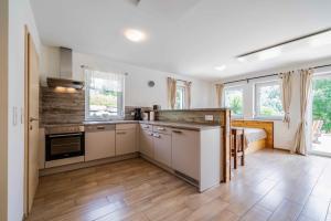 Kuchyň nebo kuchyňský kout v ubytování 2Geräumiges Ferienhaus in den schönen Alpen