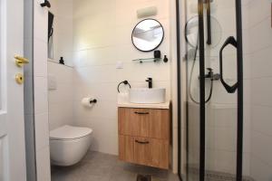 Koupelna v ubytování 4K - Modern apartment very close to the sea + 13 fotografií