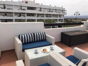 een patio met een tafel en stoelen op een balkon bij Casa Bella in Murcia