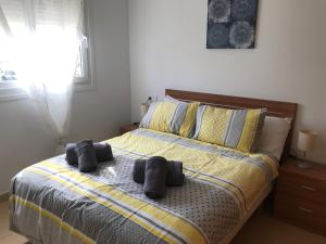 een slaapkamer met een bed met handdoeken erop bij Casa Bella in Murcia