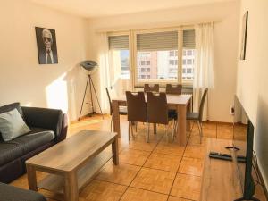ein Wohnzimmer mit einem Sofa und einem Tisch mit Stühlen in der Unterkunft Vivere a Locarno - 5 minuti da Piazza Grande in Locarno
