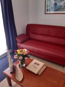 - un salon avec un canapé rouge et une table basse dans l'établissement T2 Pornichet 4 pers 50m plage, à Pornichet