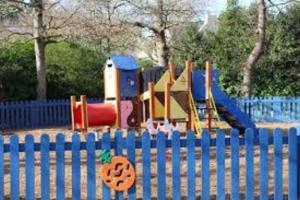 une aire de jeux pour enfants avec une clôture bleue et une citrouille dans l'établissement T2 Pornichet 4 pers 50m plage, à Pornichet