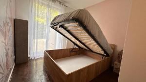een bed in een kamer met een raam bij Appartement T2 Rez de jardin - Disneyland Paris 6 min in Bussy-Saint-Georges