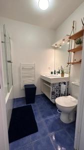a bathroom with a toilet and a sink at Appartement T2 Rez de jardin - Disneyland Paris 6 min in Bussy-Saint-Georges