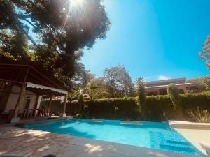 una piscina frente a una casa en Villas Cabuya Beach & Jungle, en Cabuya