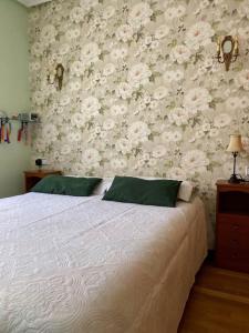 Giường trong phòng chung tại Acogedor y céntrico apartamento en Jaca - Wifi