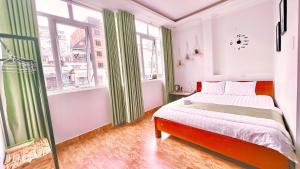 Llit o llits en una habitació de Khách Sạn Mỵ Nương