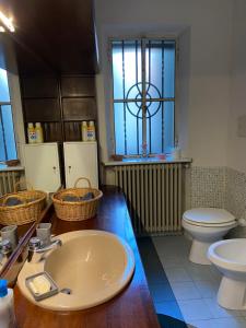 un baño con lavabo e inodoro en Villa Virginia, en Varese 23 fotos más