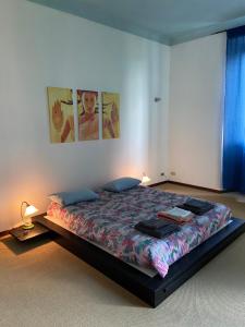 ein Schlafzimmer mit einem Bett in einem Zimmer in der Unterkunft Villa Virginia in Varese