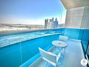 einen Balkon mit einem Tisch und Stühlen auf einem Gebäude in der Unterkunft Apartments at Business Bay by Bhavan Vacation Homes in Dubai