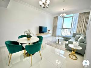 salon ze stołem, krzesłami i kanapą w obiekcie Apartments at Business Bay by Bhavan Vacation Homes w Dubaju