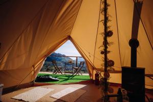 een tent met een tafel en stoelen erin bij Rucăr Glamping Village in Rucăr