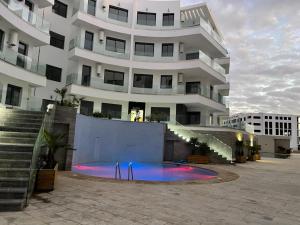 einem Pool vor einem Gebäude in der Unterkunft cozy appartement with swimming pool in Agadir