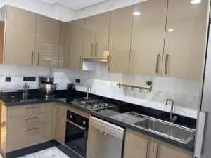 Kuchyň nebo kuchyňský kout v ubytování cozy appartement with swimming pool