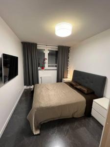 1 dormitorio pequeño con 1 cama y 1 sofá en Apartment Studio Morena, en Gdansk