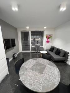sala de estar con mesa y sofá en Apartment Studio Morena, en Gdansk