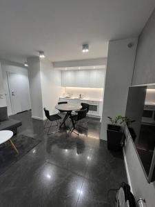 Habitación con mesa, sillas y cocina. en Apartment Studio Morena, en Gdansk