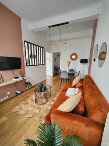 TV a/nebo společenská místnost v ubytování Charmant T2 atypique, rénové, confortable