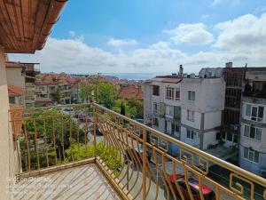 Blick auf die Stadt vom Balkon eines Gebäudes in der Unterkunft Moni 85 Family House in Sozopol